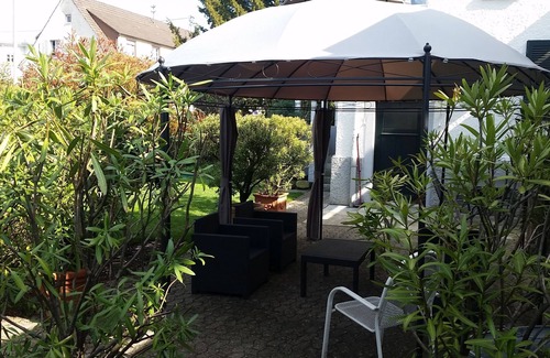 Weil am Rhein Apartment | Double room with flat screen TV and shared bathroom