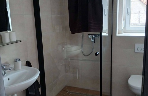 Rottingen Apartment | Double room with private bathroom