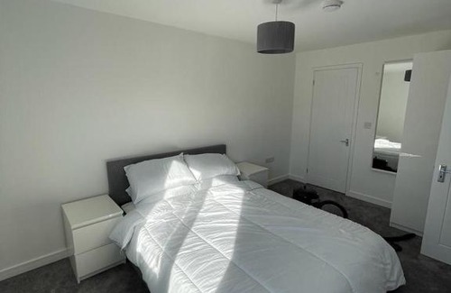 Basingstoke House | Double room with private bathroom in Basingstoke