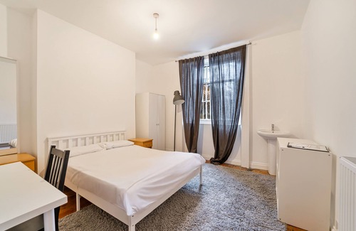 Clifton House | Double Room with Shared Bathroom