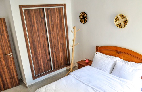 Swiss City Apartment | Double Room with Shared Bathroom #2