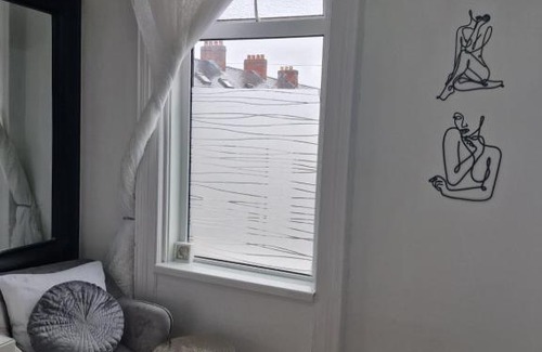 Belfast House | Double Rooms, Free Continental Breakfast, Pics and full address sent after booking, 2 miles to City Centre