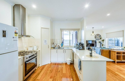 Glen Waverley House | Double story TH 3BRM Glen Waverley Parking Netflix