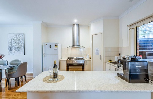 Glen Waverley House | Double story TH 3BRM Glen Waverley Parking Netflix