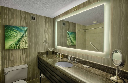 Florida Center Hotel | DoubleTree by Hilton at the Entrance to Universal Orlando