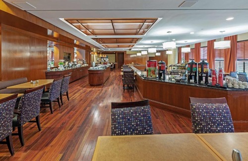 South Tulsa Hotel | DoubleTree by Hilton Tulsa - Warren Place