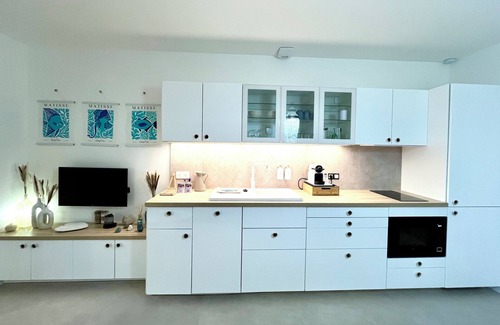 Lattes Apartment | Douc'Evasion: Spacious new air-conditioned T1, queen size bed, 2 people, tram