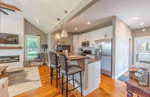 Douglas House | Douglas Cottage - Great location walking distance to both Douglas beach and Downtown!