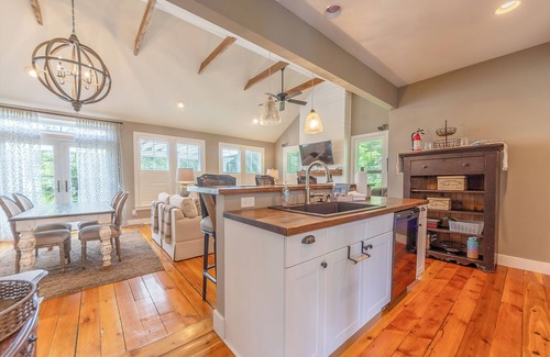 Douglas House | Douglas Cottage - Great location walking distance to both Douglas beach and Downtown!