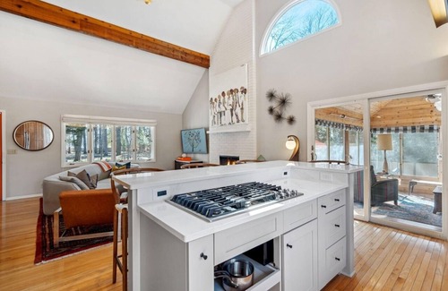 Saugatuck House | Douglas, MI Walk to Douglas Beach Hot Tub Screened Porch Pet Friendly