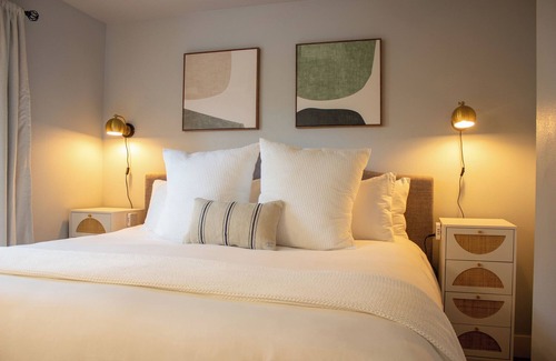 McMinnville Apartment | Douglas on Third Corner Suite: Adorable Apartment on 3rd St., Downtown