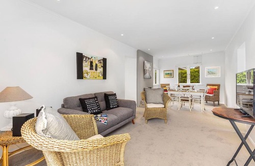 Waikanae House | Dove Cottage - Waikanae Beach Holiday Home