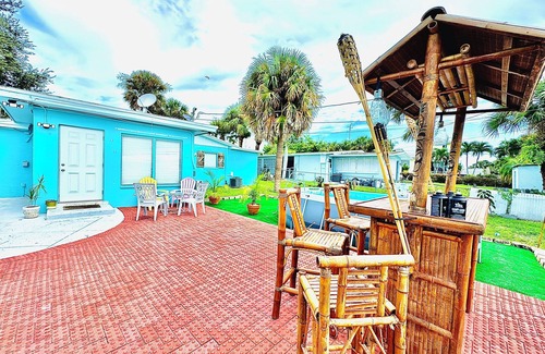 Jensen Beach House | Dow Town Jensen Beach📍WALK to the SEA in 2 minute. Walk to Publix Super Markets
