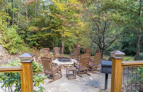 Rocky Grove Cabin | Down The Creek: Lovely Gatlinburg Cabin for Family Vacations and Large Groups.