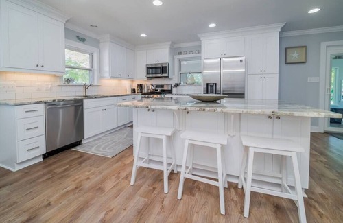 Long Beach House | Down Time - Beautiful Dog-Friendly 3-Bedroom Home.