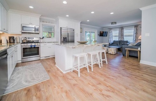 Long Beach House | Down Time - Beautiful Dog-Friendly 3-Bedroom Home.