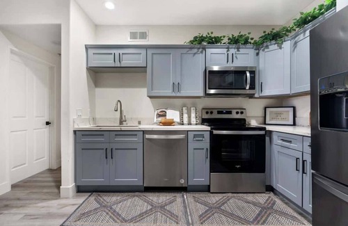 Downtown San Diego House | Down Town Condo with gym, pool, BBQ, jacuzzi!
