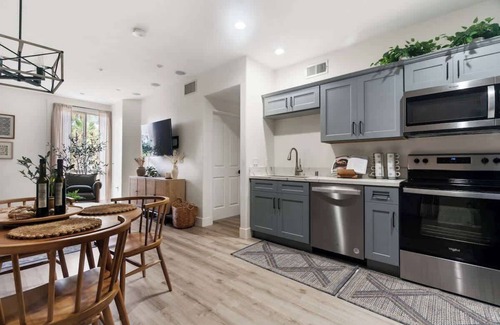 Downtown San Diego House | Down Town Condo with gym, pool, BBQ, jacuzzi!