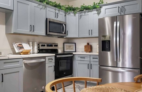 Downtown San Diego House | Down Town Condo with gym, pool, BBQ, jacuzzi!