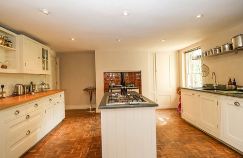 New Forest District Cottage | DOWNTON LODGE, pet friendly, with pool in Hordle