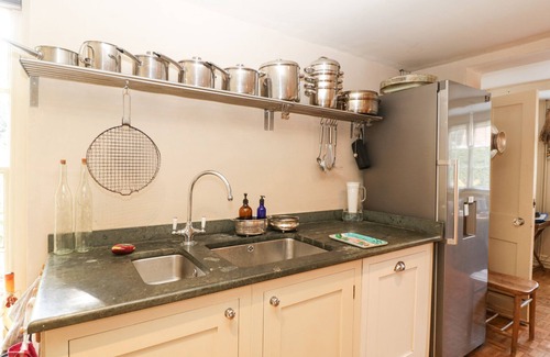 New Forest District Cottage | DOWNTON LODGE, pet friendly, with pool in Hordle