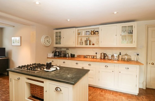 New Forest District Cottage | DOWNTON LODGE, pet friendly, with pool in Hordle