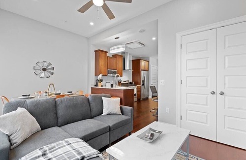 Downtown Pittsburgh House | Downtown 1 BR Apartment | Free Parking | Gym