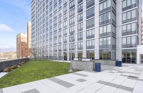 White Plains Apartment | Downtown 1 BR | Desk + Wi-Fi | White Plains