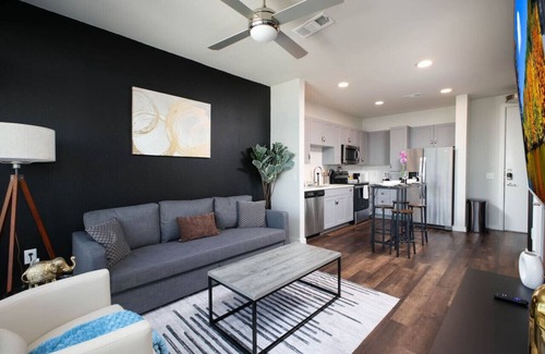 Near East Side Apartment | Downtown 1BR-w/pool&parkng,Near Rvrwalk & Conv Ctr