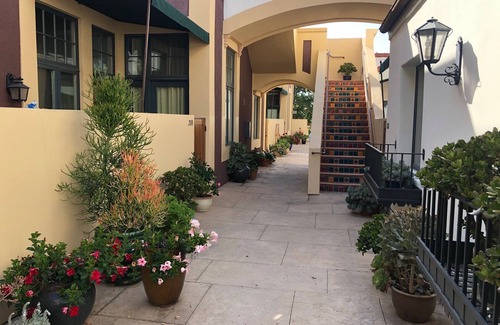 Lower State Condo | DOWNTOWN 2 BDRM LUXURY LOFT - NEAR BEACH