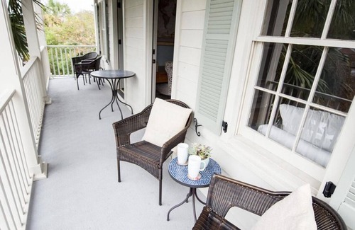Westside Condo | Downtown 2 bedroom, sun-filled historic condo w/workspace, beautiful balconies