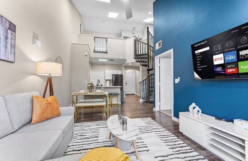Downtown Dallas Apartment | Downtown 2BR, 2BA Ideal Living!