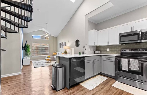 Downtown Dallas Apartment | Downtown 2BR, 2BA Ideal Living!