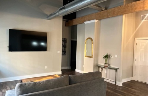 Babe Denny Apartment | Downtown 2BR loft Sum