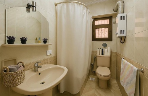 Muharam Bik Apartment | Downtown 2BR- Smart TV, Wi-Fi,Work Desks & Balcony