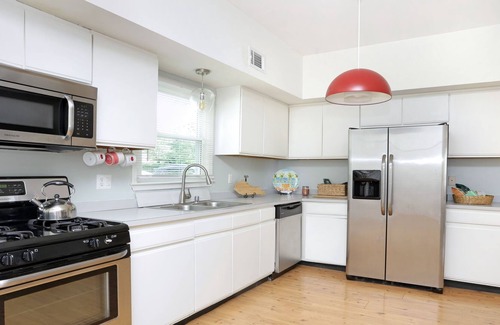 North Upper Street House | Downtown- 3 Bedroom 3bath townhouse-Walk to Restaurants, Markets, Parks & Rupp.