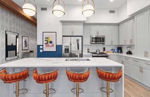 Central Business District Hotel | Downtown 3 Blocks from Superdome 4BD/4BA ,2 Queen Sleeper Sofa Connecting Unit Sleeps 12