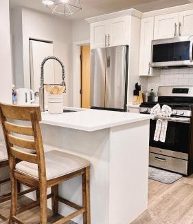 Downtown Apartment | Downtown 3B2B Apt with full kitchen, Sleeps 6,Near PPAC & Dining