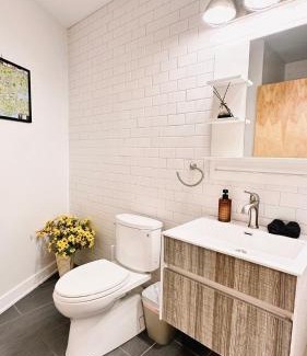 Downtown Apartment | Downtown 3B2B Apt with full kitchen, Sleeps 6,Near PPAC & Dining