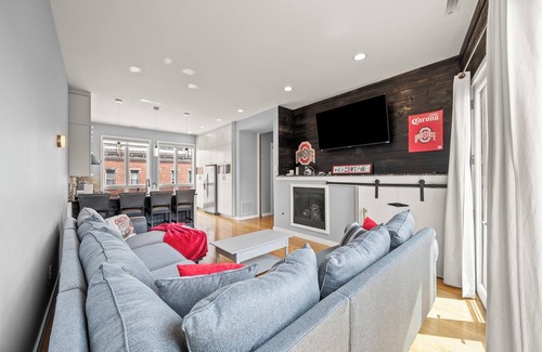 Italian Village House | Downtown 4BR, Hot tub, Rooftop Deck – 1 Block to High St, Walk to Convention Ctr