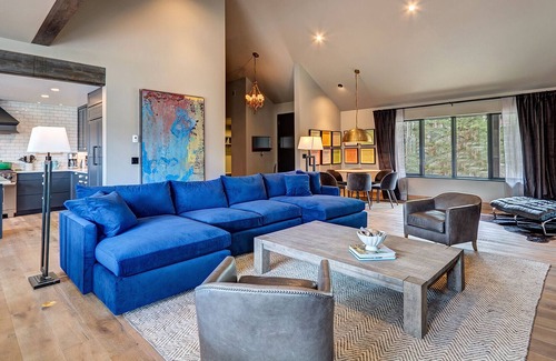 Weisshorn House | Downtown 5 or 8 bed, hot tub, pool table, wet bar, steam room, fire pit