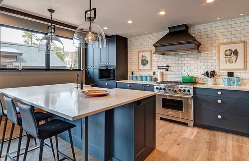 Weisshorn House | Downtown 5 or 8 bed, hot tub, pool table, wet bar, steam room, fire pit