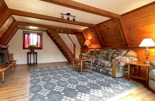 Cody House | Downtown A-Frame- recently renovated, pet friendly
