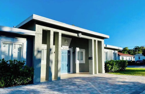 Poinciana Park Villa | Downtown Allure