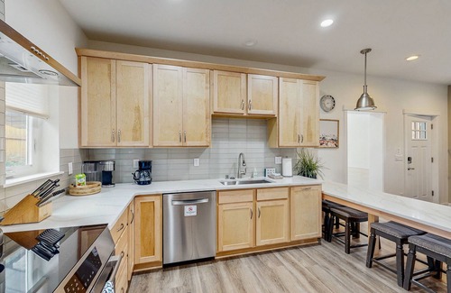North Star House | Downtown Anchorage Retreat – 2 Full Kitchens, Coffee Bar & Wheelchair Accessible