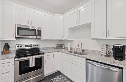 Hendersonville Apartment | Downtown Apartment- sleeps 4! Walk to Restaurants, Breweries & The Ecusta Trail