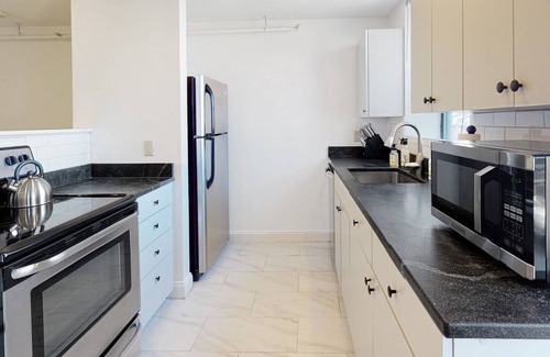 Downtown Portland Apartment | Downtown apartment with modern design & W/D access - dog-friendly