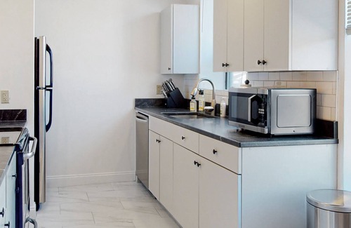 Downtown Portland Apartment | Downtown apartment with modern design & W/D access - dog-friendly