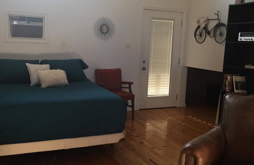 Lockhart Apartment | Downtown Art Studio Apartment