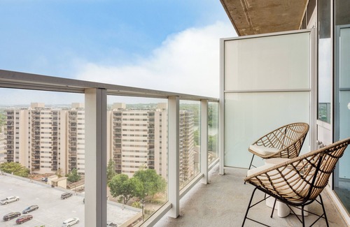 Rainey Street Historic District Condo | Downtown Austin Condo | 1BR + Sleep Sofa | Natiivo